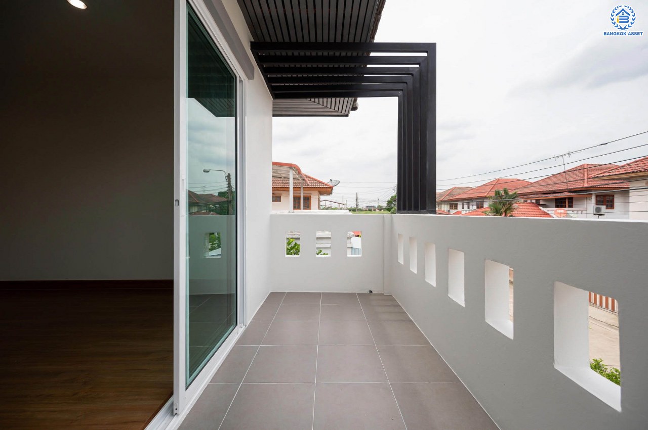 บ้านมือสองตกแต่งใหม่ โครงการ บ้านณัฐนันท์2 ดอนเมือง บ้านเดี่ยว หลังมุม  เนื้อที่ 56.9 ตร.ว. ฟังก์ชัน 3 ห้องนอน 3 ห้องน้ำ จอดรถได้ 1 คัน บนทำเลดีที่สุด ใกล้สนามบินดอนเมือง ทางด่วน "ศรีสมาน" และรถไฟฟ้าสายสีแดง "สถานีดอนเมือง"